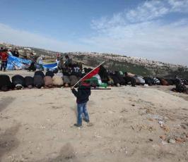 نشطاء فلسطينيون يعودون إلى باب الكرامة شمال غرب القدس المحتلة