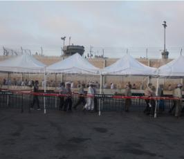  في الجمعة الاولى بشهر رمضان..آلاف المواطنين يزحفون نحو القدس لتأدية الصلاة