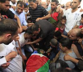 مئات المواطنين يشيعون جثمان الشهيد احمد الصبارين في مخيم الجلزون