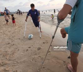 جريحان غزيان يمارسان التمارين الرياضية على شاطئ بحر غزة  ‫(38535694)‬ ‫‬.JPG