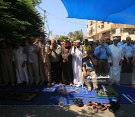 صلاة الجمعة أمام مقر الصليب  ‫(35652111)‬ ‫‬.JPG