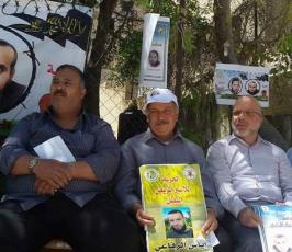 وقفة أمام الصليب الأحمر في البيرة ‫(152931496)‬ ‫‬