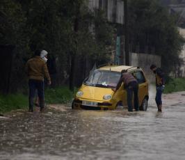   إجلاء مواطنون بعد غرق بعض المنازل فى رفح ‫(31056266)‬ ‫‬