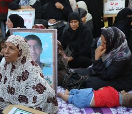 اهالى الشهداء امام مؤسسة الجريح ‫(29863832)‬ ‫‬