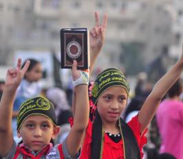 عشرات الالاف من شيوخ ونساء واطفال وقيادة الشعب الفلسطينى فى مهرجان الانطلاقة  الجهادية