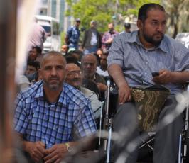 بالصور:واعد تقيم صلاة الجمعة أمام مقر الصليب الاحمر دعما لإضراب الاسرى الإداريين