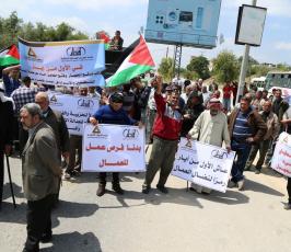وقفة لعمال غزة أمام معبر بيت حانون فى عيدهم للمطالبة بفرص عمل ‫(187140764)‬ ‫‬