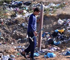 بالصور: كيف تحول مقلب قمامةإلى مصدر رزق الكثير من العائلات في غزة؟