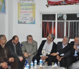 زيارة مشعل وهنية لعوائل شهداء آل الدحدوح