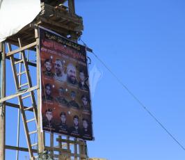 سرايا القدس تنصب صور شهداء نفق خانيونس على مرصد قرب السياج الحدودي (3)