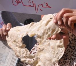 غزيون ينظمون وقفات احتجاجية أمام مراكز توزيع الأونروا رفضاً لتقليصها المساعدات