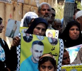 اعتصام اهالى الاسرى بالصليب الاحمر بغزة