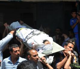 جماهير غفيرة تشيع جثماني شهيدي وسط قطاع غزة