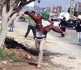 خاص فلسطين اليوم..مواجهات واعتقالات على حاجز حوارة بنابلس تضامناً مع الاسرى