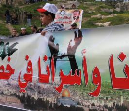 القدس: المئات يؤدون صلاة الجمعة في خيمة الصمود تضامنا مع الأسرى