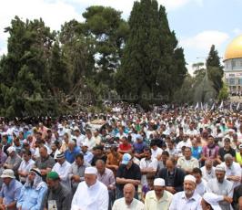 نحو 350 الف مواطن يؤدون صلاة الجمعة الثانية في رحاب الأقصى