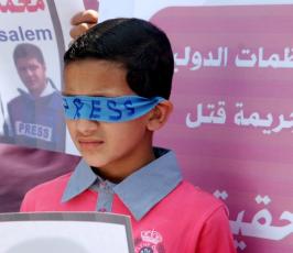 وقفة تضامنية مع الزميل المصور محمد عثمان بغزة في الذكرى الأولي لإصابته