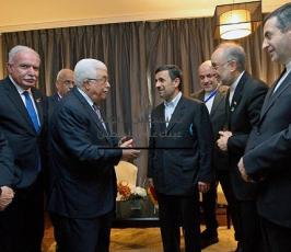 الرئيس الفلسطيني محمود عباس يلتقي بالرئيس الإيراني أحمدي نجاد بالقاهرة