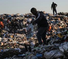 فلسطيني يجمع البلاستيك ومواد قابلة للاستخدام  من مكب للنفايات ‫(37749259)‬ ‫‬