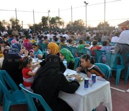 الجهاد الإسلامي تنظم إفطارا جماعياً وتوزع مئات المساعدات المالية للأيتام بغزة