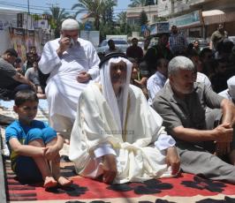 صلاة الجمعة أمام الصليب الأحمر