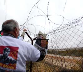 نشطاء فلسطينيون يقطعون أجزاء من معتقل عوفر غربي رام الله