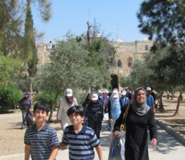 مئات أطفال المخيمات الصيفية يتدفقون على المسجد الأقصى