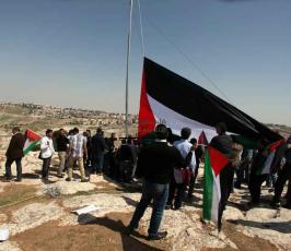 نشطاء يقيمون قرية "أحفاد يونس" مقابل مستوطنة "معالي ادوميم" قرب القدس