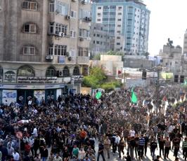 جماهير غفيرة تشارك فى تشييع جثمان القائد الجعبرى بغزة