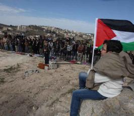 نشطاء فلسطينيون يعودون إلى باب الكرامة شمال غرب القدس المحتلة