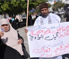 بالصور وقفة لاهالى الشهداء المقطوعة رواتبهم بحرب2008-2009