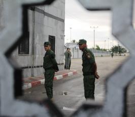الطلبة تعتصم قبالة بوابة معبر رفح البري للمطالبة بفتح المعبر.  ‫(1)‬ ‫‬