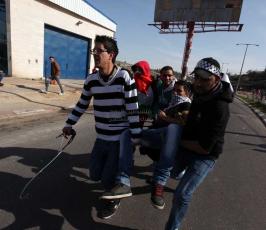 خاص فلسطين اليوم..إصابات بالرصاص الحي بمواجهات "عوفر" قرب رام الله