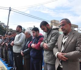 صلاة الجمعة أمام الصليب الاحمر تضامنا مع الشيخ خضر عدنان