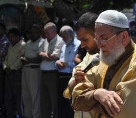  صلاة الجمعة امام مقر الصليب