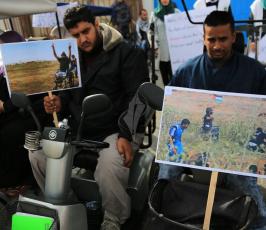 ذوي الإعاقة ينددون باستهداف الاحتلال المقعد أبو ثريا في وقفة أمام مقر اليونسكو بغزة ‫(43450881)‬ ‫‬