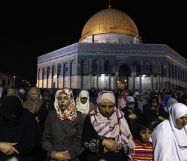 الالاف يحيون ليلة القدر بالمسجد الاقصى