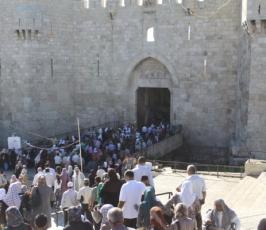 تدفق عشرات الالاف من المصلين على القدس القديمة لاداء صلاة الجمعة