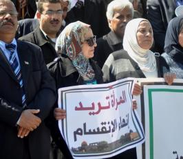بالصور:وقفة نسائية وسط مدينة غزة تطالب بإنهاء الانقسام