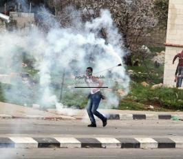 خاص فلسطين اليوم..الاحتلال يعتدي على مسيرة تضامنية مع الأسرى امام معتقل "عوفر"