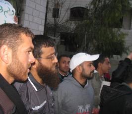 مسيرة تضامنية مع الشيخ خضر عدنان في مقر الصليب الأحمر