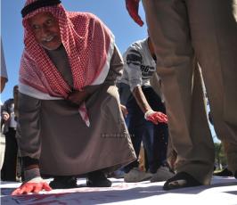 كف بكف علم فلسطيني