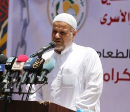 الجهاد الاسلامي تقيم صلاة الجمعة امام مقر الصليب الاحمر بغزة تضامنا مع الاسرى في سجون الاحتلال ‫(38076937)‬ ‫‬