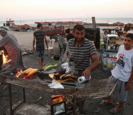 بائعين الذرة على شاطى بحر غزة ‫(39256580)‬ ‫‬