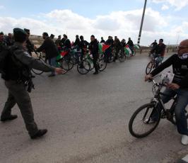 خاص فلسطين اليوم.. الاحتلال يعترض مسيرة الدراجات الهوائية المناهضة لماراثون الاحتلال في القدس
