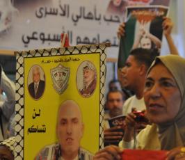 بالصور:أهالي الأسرى يواصلون اعتصامهم الأسبوع أمام مقر الصليب الأحمر بمدينة غزة