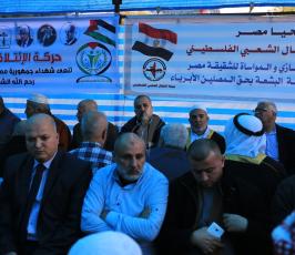 المئات من الفلسطينين يؤمون خيمة العزاء التي أقيمت في ساحة الجندي وسط غزة تضامنا مع الشعب المصري ‫(38339084)‬ ‫‬