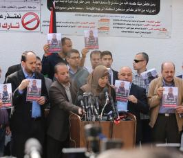 صحفيون يحتجون على استهداف زملائهم أمام ثلاجة الموتى بمجمع الشفاء ‫(42271236)‬ ‫‬.JPG