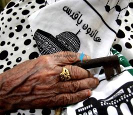 الحاجة ام إبراهيم تحلم بالعودة إلى بيتها وقريتها "السوافير"