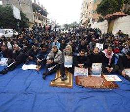 حركة الجهاد تقيم صلاة الجمعة أمام مقر الصليب بغزة تضامناً مع الأسير المضرب محمد القيق ‫(30138765)‬ ‫‬ ‫‬